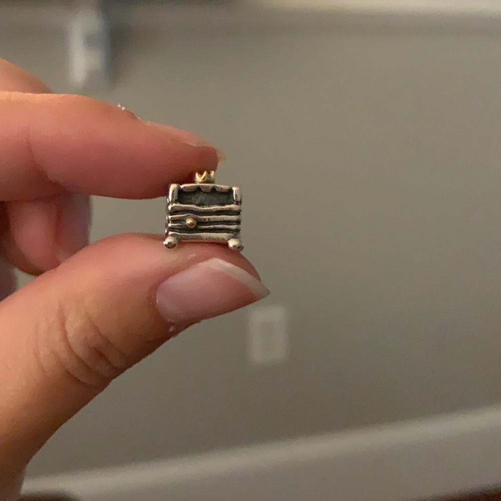 Pandora retired “Princess and the Pea” charm